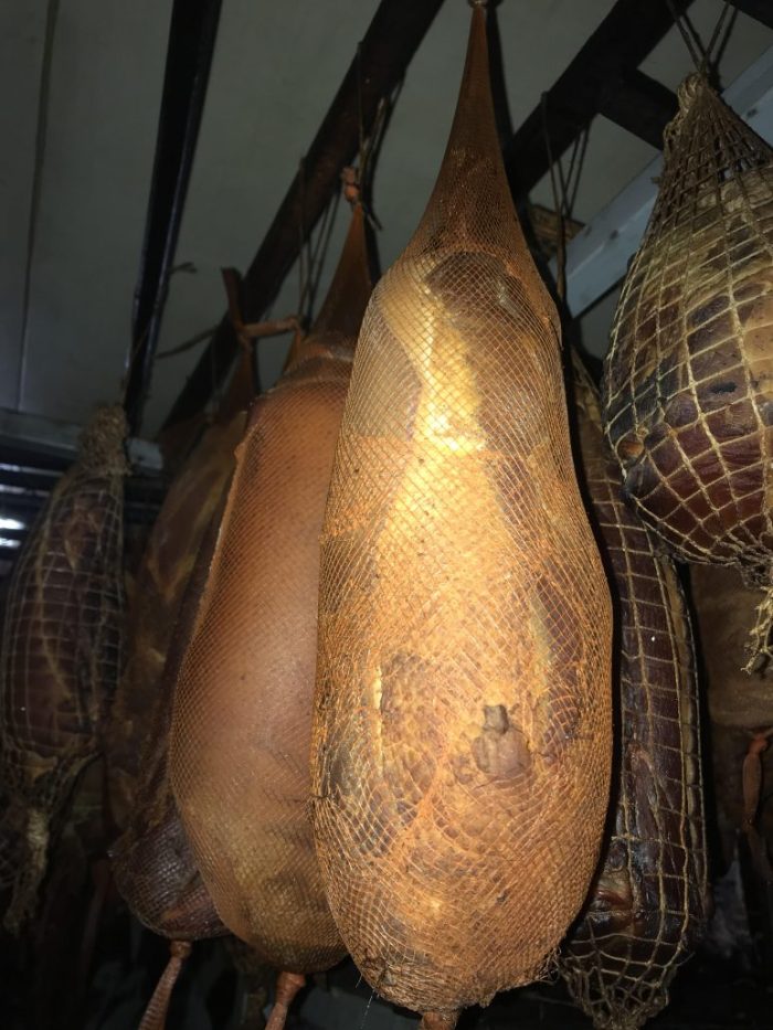 Slavonska šunka sa kostima za kuhanje (polusuha) cijela 7-10 kg za Uskrs - Slika 1